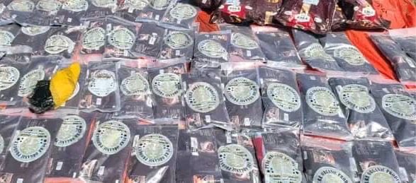 ضبط طن من المخدرات واعتقال 4 مهربين قبالة سواحل لحج